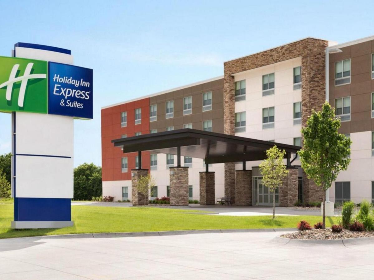 Holiday Inn Express & Suites - Dallas Market Center, An Ihg Hotel Exterior photo